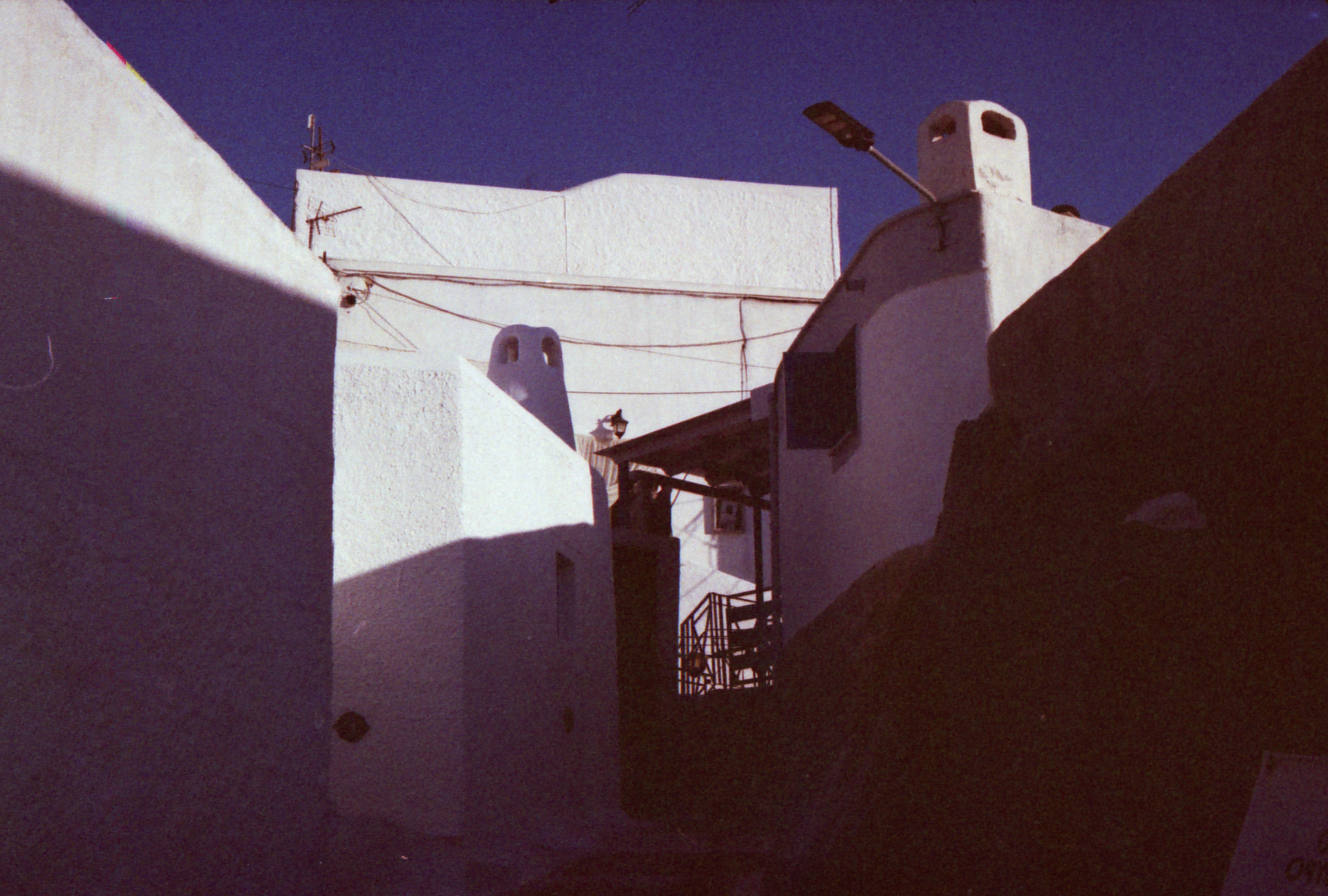 A very pretty dense alleyway of white houses